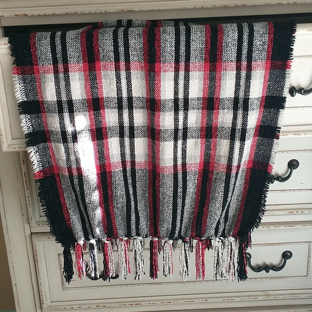 NWOT Plaid blanket scarf or wrap w/fringe, black, red, white, warm/cozy/soft - Picture 4 of 4